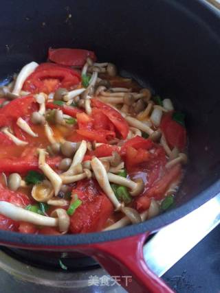 蟹味菇番茄汤的做法步骤：6