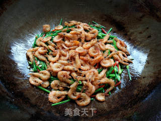 韭菜花炒河虾的做法步骤：11