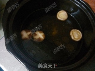  豆腐包鲜虾砂锅煲的做法步骤：4