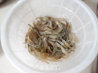毛豆炒河虾的做法步骤：2
