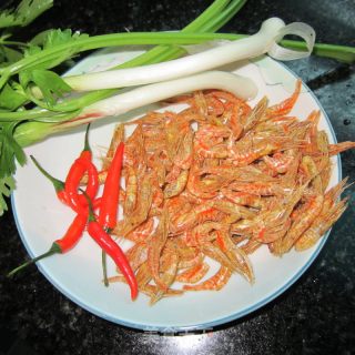 芹菜大蒜炒河虾的做法步骤：1