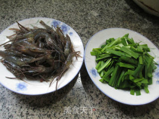 【宁波】韭菜炒河虾的做法步骤：1