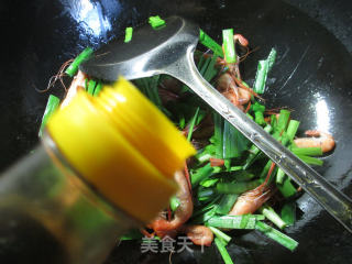 【宁波】韭菜炒河虾的做法步骤：5