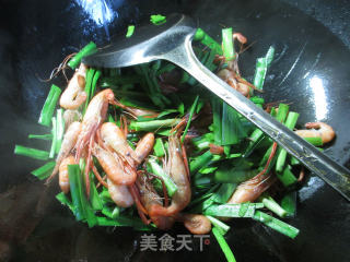 【宁波】韭菜炒河虾的做法步骤：4
