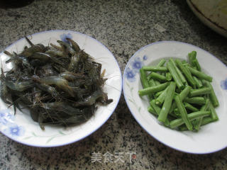 梅豆炒河虾的做法步骤：1