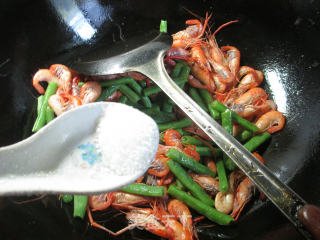 梅豆炒河虾的做法步骤：8