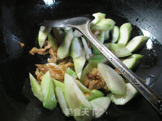 榨菜丝河虾丝瓜汤的做法步骤：2