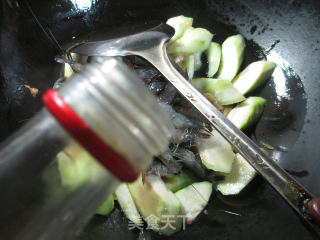 榨菜丝河虾丝瓜汤的做法步骤：3