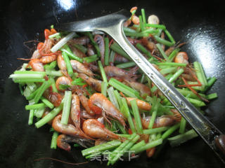 芹菜炒河虾的做法步骤：4
