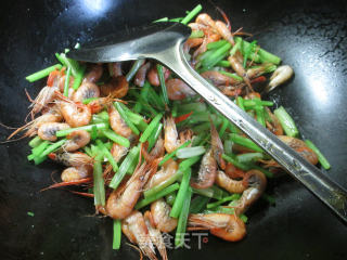 芹菜炒河虾的做法步骤：6