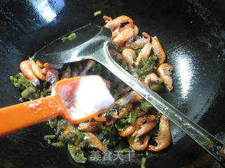 雪菜炒河虾的做法步骤：5
