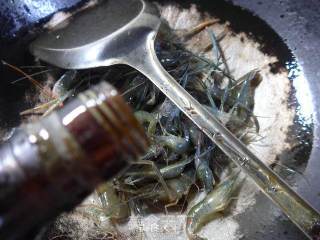 尖椒炒河虾的做法步骤：3