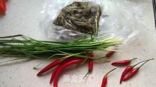 红椒韭菜炒河虾的做法步骤：1