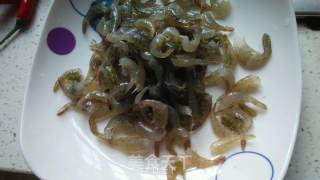 红椒韭菜炒河虾的做法步骤：2