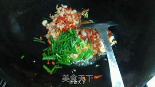 红椒韭菜炒河虾的做法步骤：7