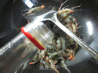 青瓜炒河虾的做法步骤：2