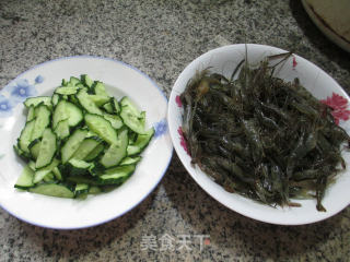 青瓜炒河虾的做法步骤：1