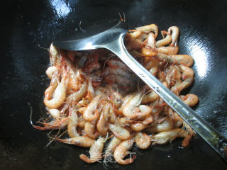 青瓜炒河虾的做法步骤：3