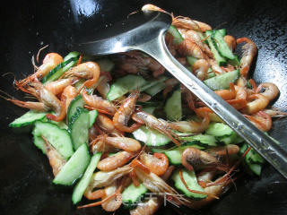 青瓜炒河虾的做法步骤：4