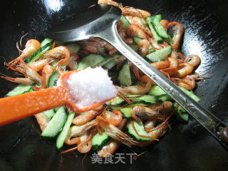 青瓜炒河虾的做法步骤：6