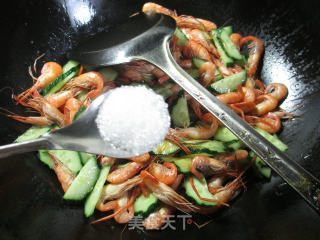 青瓜炒河虾的做法步骤：7