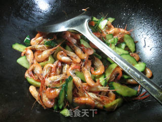 青瓜炒河虾的做法步骤：8