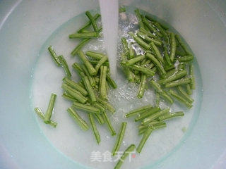 河虾炒带豆的做法步骤：2