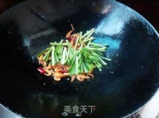 韭菜炒河虾的做法步骤：6