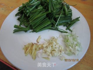 韭菜炒河虾的做法步骤：2