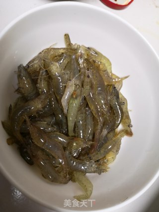 青椒炒河虾的做法步骤：1
