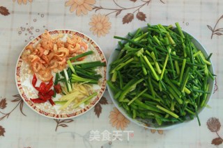 上班族的快手菜———韭菜花炒河虾的做法步骤：2