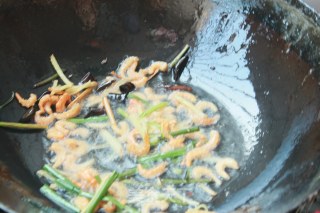 上班族的快手菜———韭菜花炒河虾的做法步骤：3