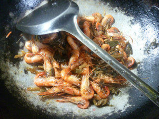 梅干菜炒河虾的做法步骤：10