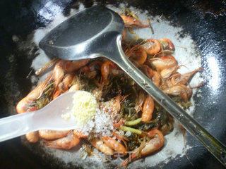 梅干菜炒河虾的做法步骤：9