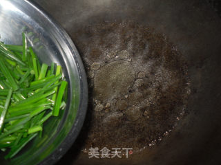 韭菜花炒河虾的做法步骤：2