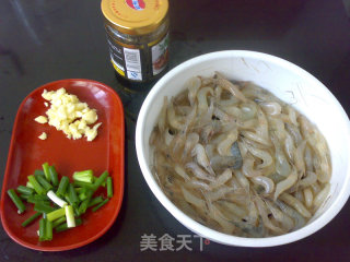黑椒酱炒河虾的做法步骤：1