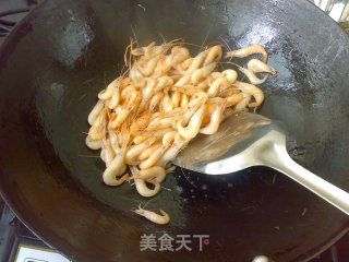 黑椒酱炒河虾的做法步骤：2