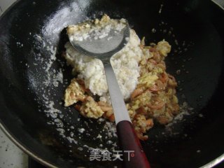 菠萝虾仁炒饭的做法步骤：4