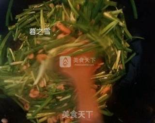 韭菜炒河虾的做法步骤：3