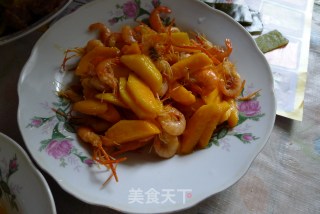 河虾（小沼虾）炒芒果的做法步骤：3