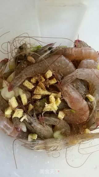 椒盐基围虾的做法步骤：2