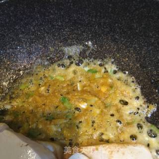 蛋黄鲜虾烩豆腐的做法步骤：4