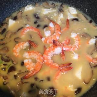 蛋黄鲜虾烩豆腐的做法步骤：7
