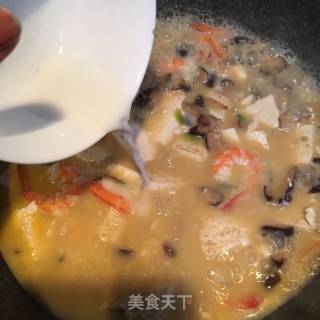 蛋黄鲜虾烩豆腐的做法步骤：8