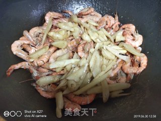 嫩姜炒虾的做法步骤：4