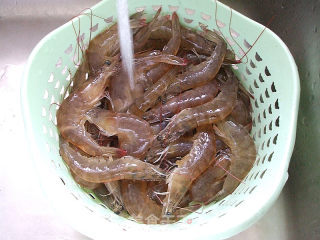 蜜汁基围虾的做法步骤：1