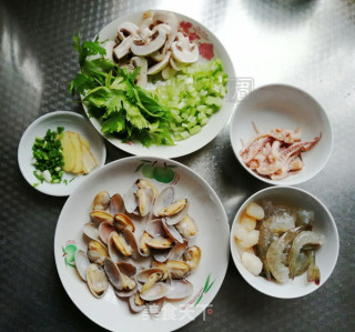 海鲜粥的做法步骤：1