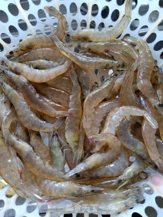 红汤基围虾的做法步骤：1
