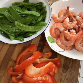 红椒荷兰豆烩虾仁的做法步骤：1