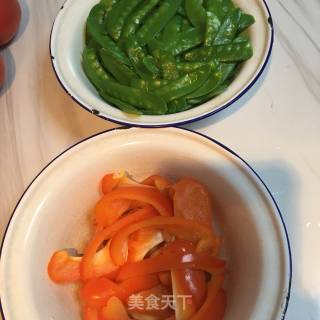 红椒荷兰豆烩虾仁的做法步骤：2